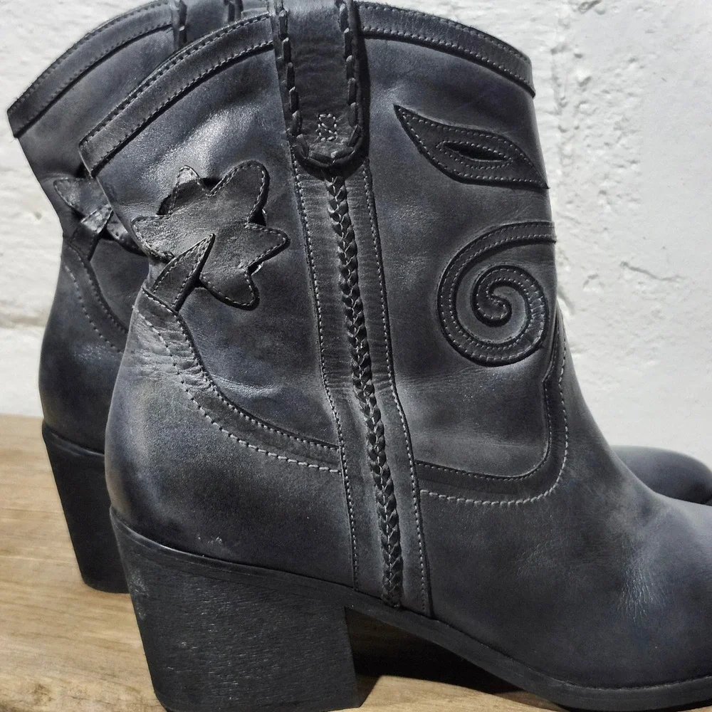 Austin Black Leather Western Ankle Boots Floral Embroidery Pointed Toe Size 11M